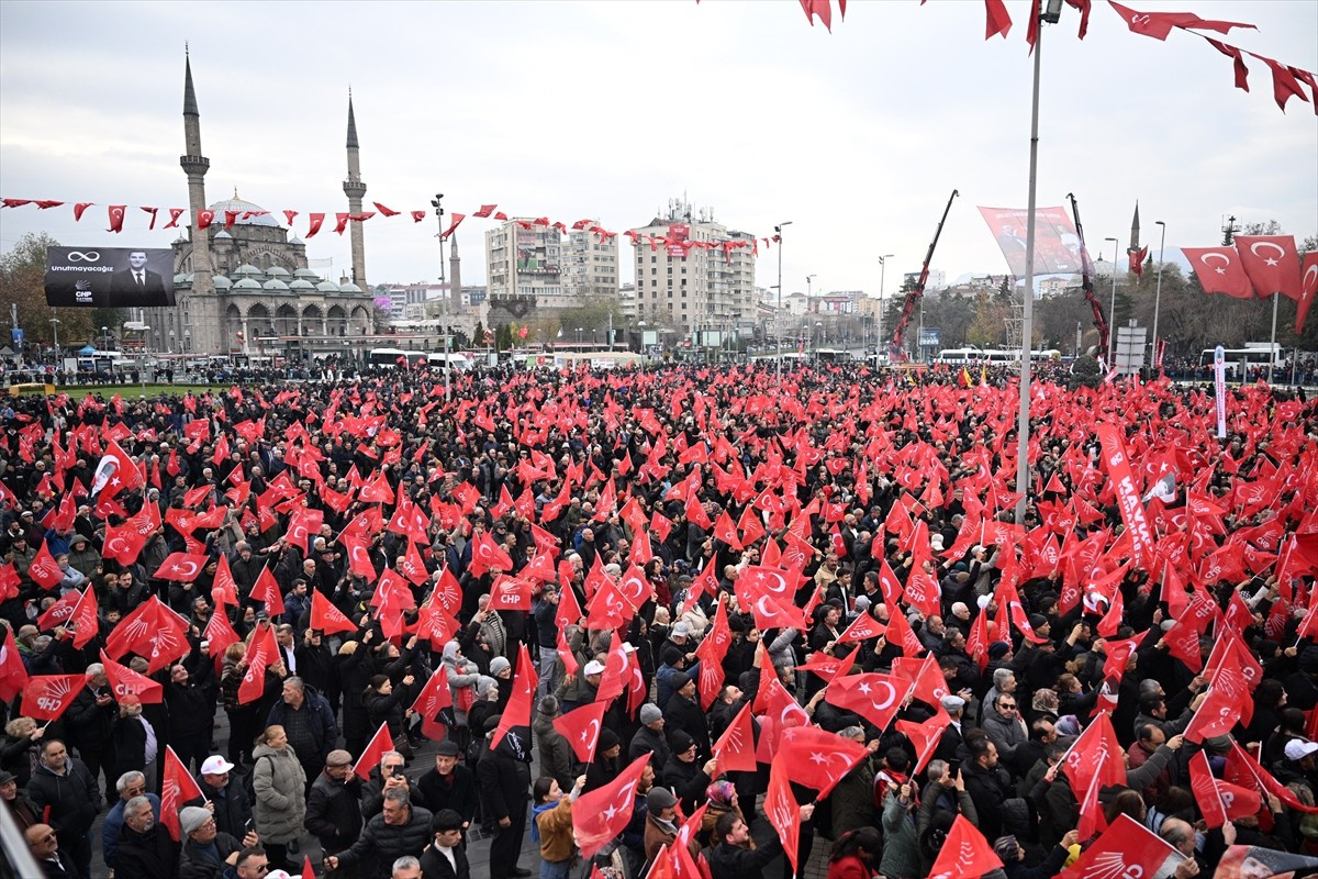 CHP Genel Başkanı Özgür Özel, partisince Kayseri Cumhuriyet Meydanı'nda düzenlenen "Millet...