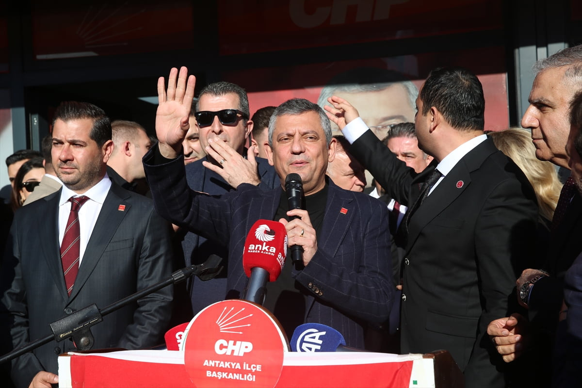 CHP Genel Başkanı Özgür Özel, partisinin Antakya İlçe Başkanlığını ziyaret etti.
