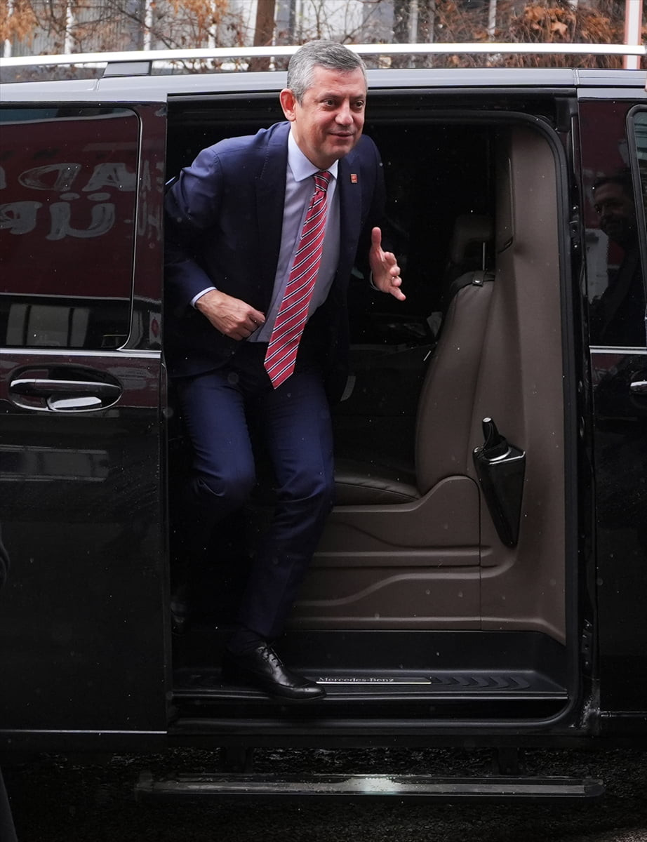 CHP Genel Başkanı Özgür Özel, partisinin Cumhurbaşkanlığı Aday Ofisi'nde (CAO) düzenlenen Yürütme...
