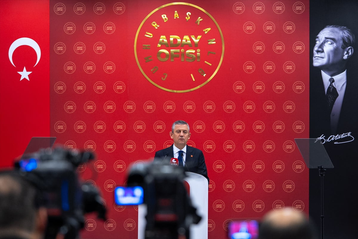 CHP Genel Başkanı Özgür Özel, partisinin Cumhurbaşkanlığı Aday Ofisinde (CAO) düzenlenen Yürütme...
