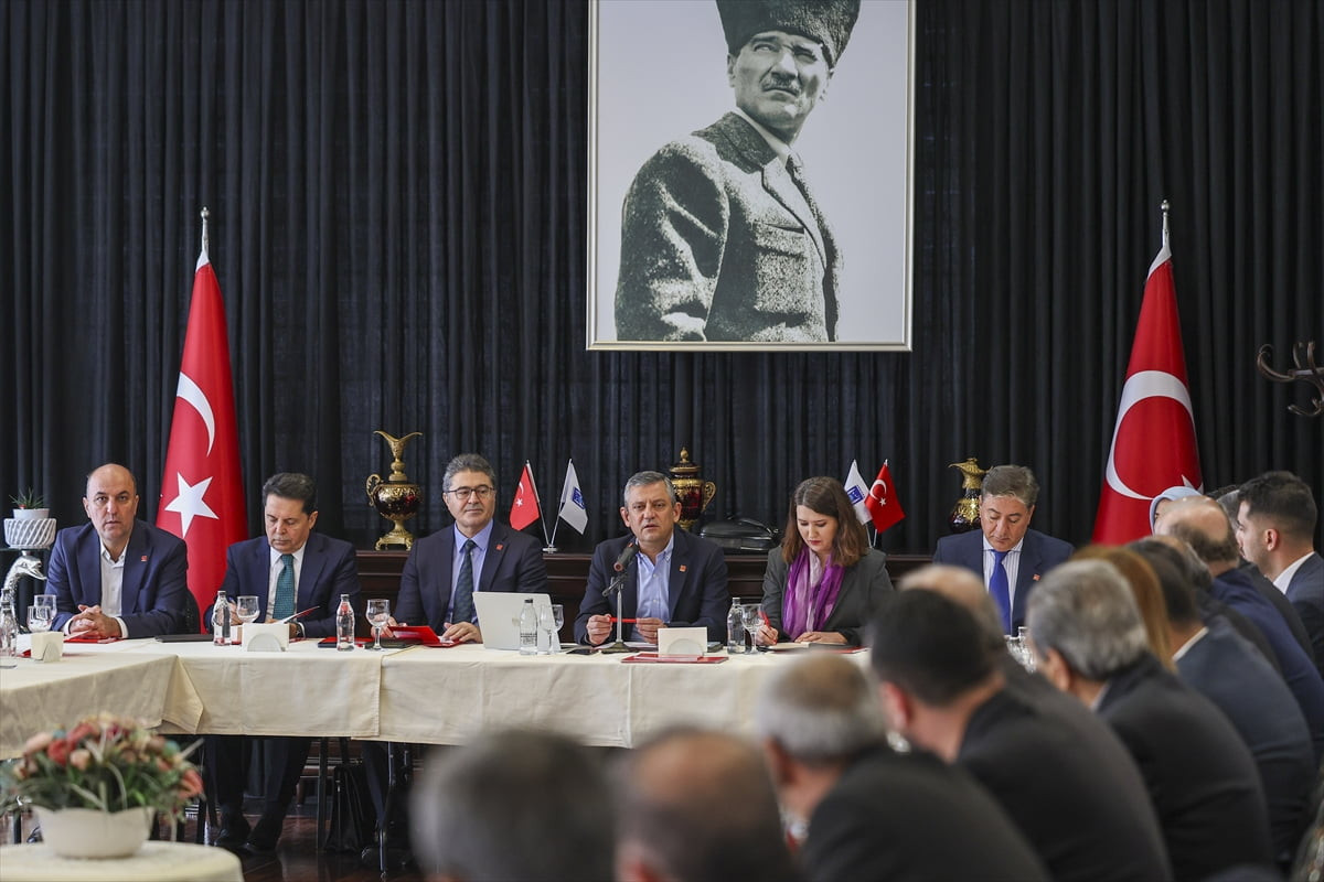 CHP Genel Başkanı Özgür Özel, partisinin Doğu ve Güneydoğu il başkanları ve kanaat önderleriyle...