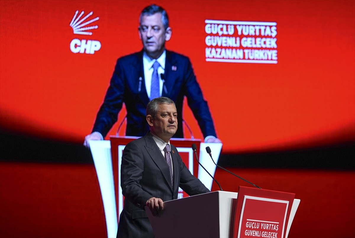 CHP Genel Başkanı Özgür Özel, partisinin genel merkezinde "Güçlü Yurttaş, Güvenli Gelecek, Kazanan...