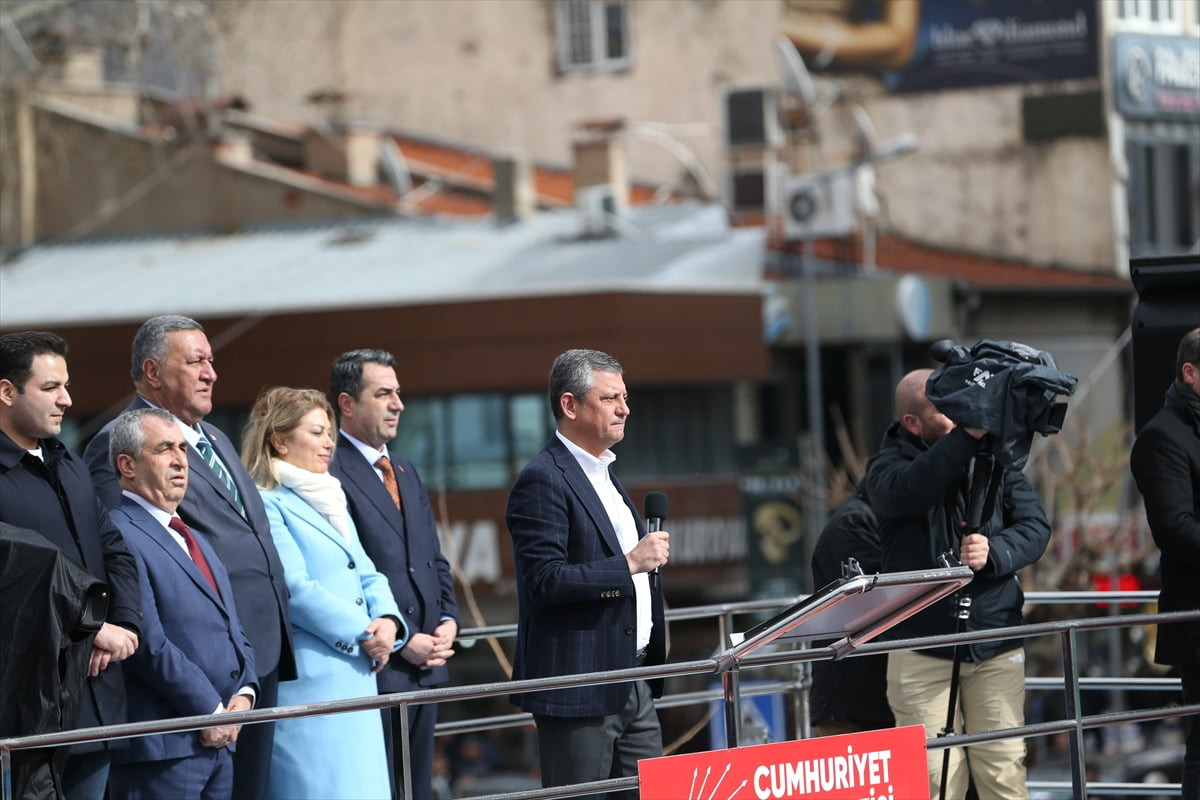 CHP Genel Başkanı Özgür Özel, partisinin Niğde Cumhuriyet Meydanı'ndaki "Millet İradesine Sahip...