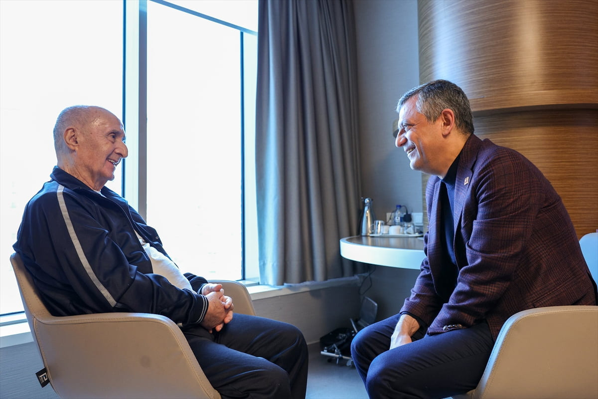 CHP Genel Başkanı Özgür Özel, partisinin önceki genel başkanlarından Hikmet Çetin'i İstanbul'da...