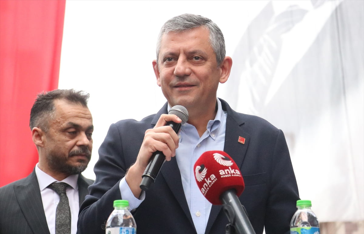 CHP Genel Başkanı Özgür Özel, partisinin Osmaniye İl Başkanlığı önünde vatandaşlara hitap...