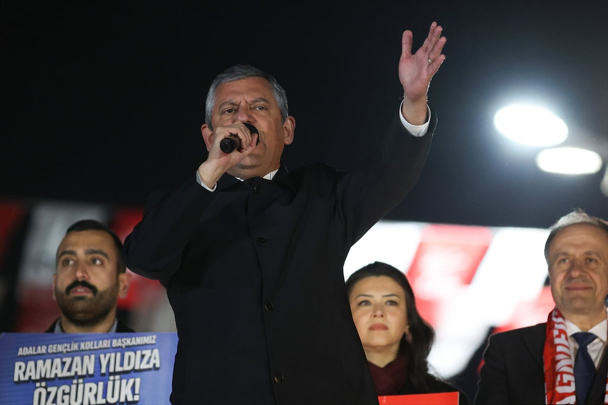 CHP Genel Başkanı Özgür Özel, Pendik Sahil Tören Alanı'nda "Millet İradesine Sahip Çıkıyor"...