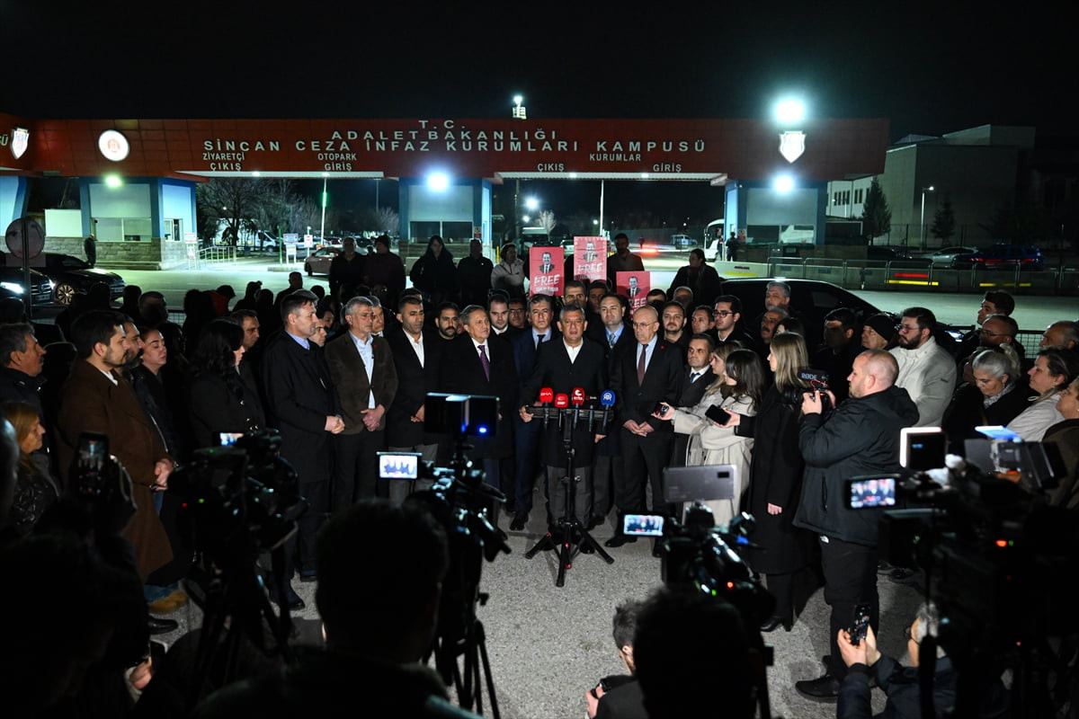 CHP Genel Başkanı Özgür Özel, "icbar suretiyle irtikap" suçundan tutuklanan ve görevinden...