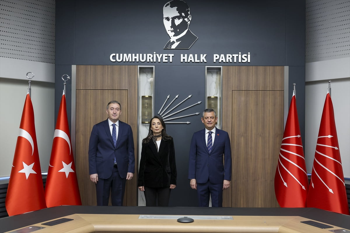 CHP Genel Başkanı Özgür Özel (sağda), DEM Parti Eş Genel Başkanları Tülay Hatimoğulları (ortada)...