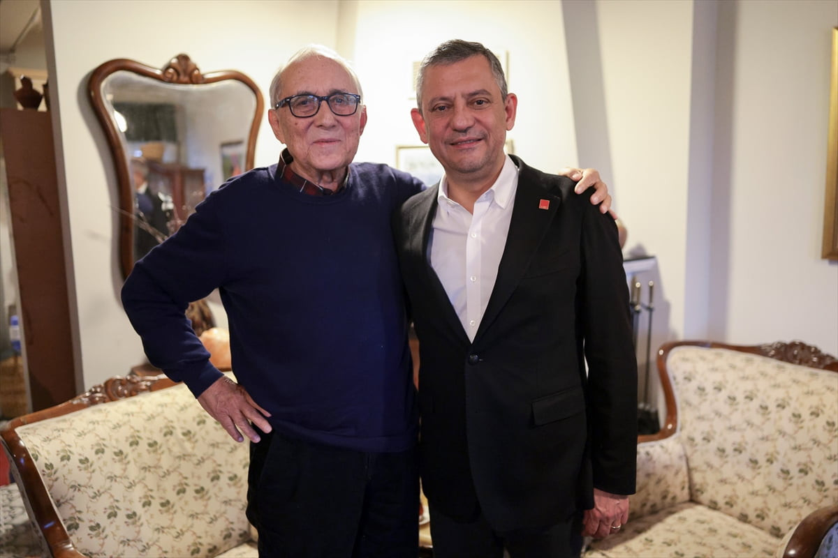 CHP Genel Başkanı Özgür Özel, şair, yazar ve çevirmen Ataol Behramoğlu'nu evinde ziyaret...