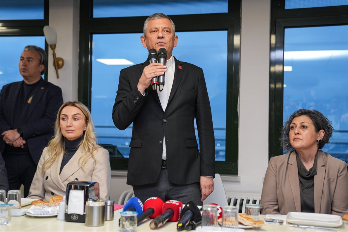 CHP Genel Başkanı Özgür Özel, Saraçhane'deki İstanbul Büyükşehir Belediyesi (İBB) binasında...