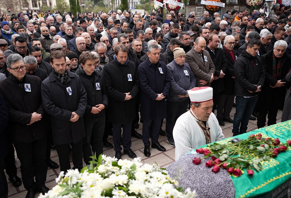 CHP Genel Başkanı Özgür Özel (sol 5), eski CHP Manisa İl Başkan Yardımcısı Meliha Nalan Can'ın dün...