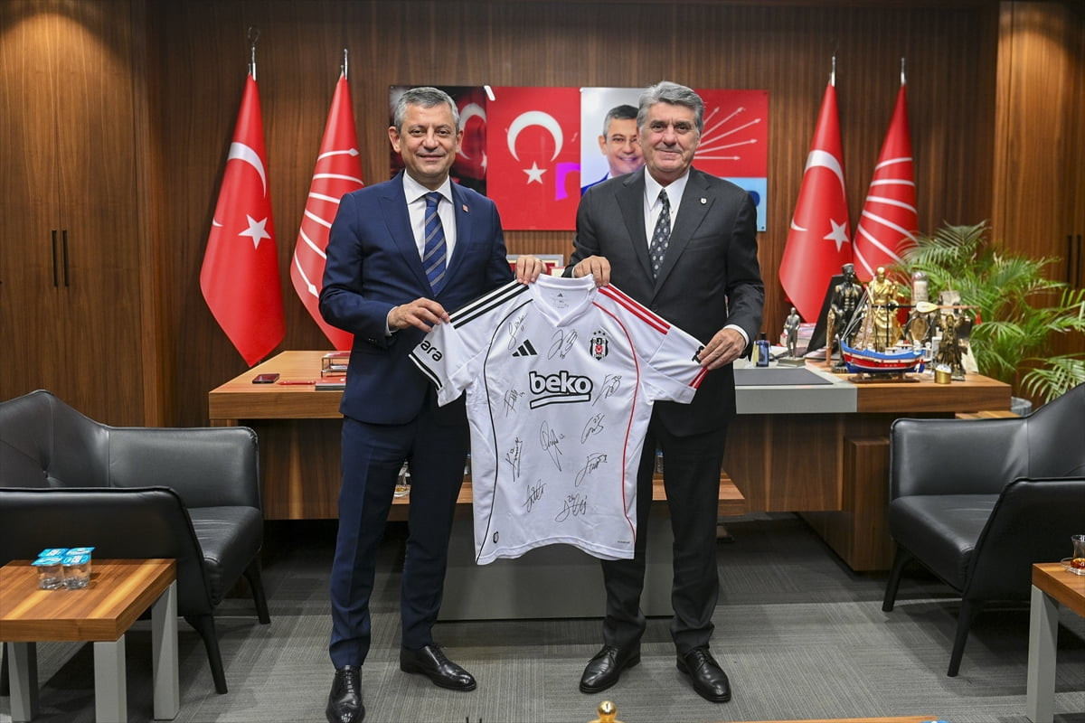 CHP Genel Başkanı Özgür Özel (solda), Beşiktaş Kulübü Başkanı Serdar Adalı (sağda)ile bir araya...