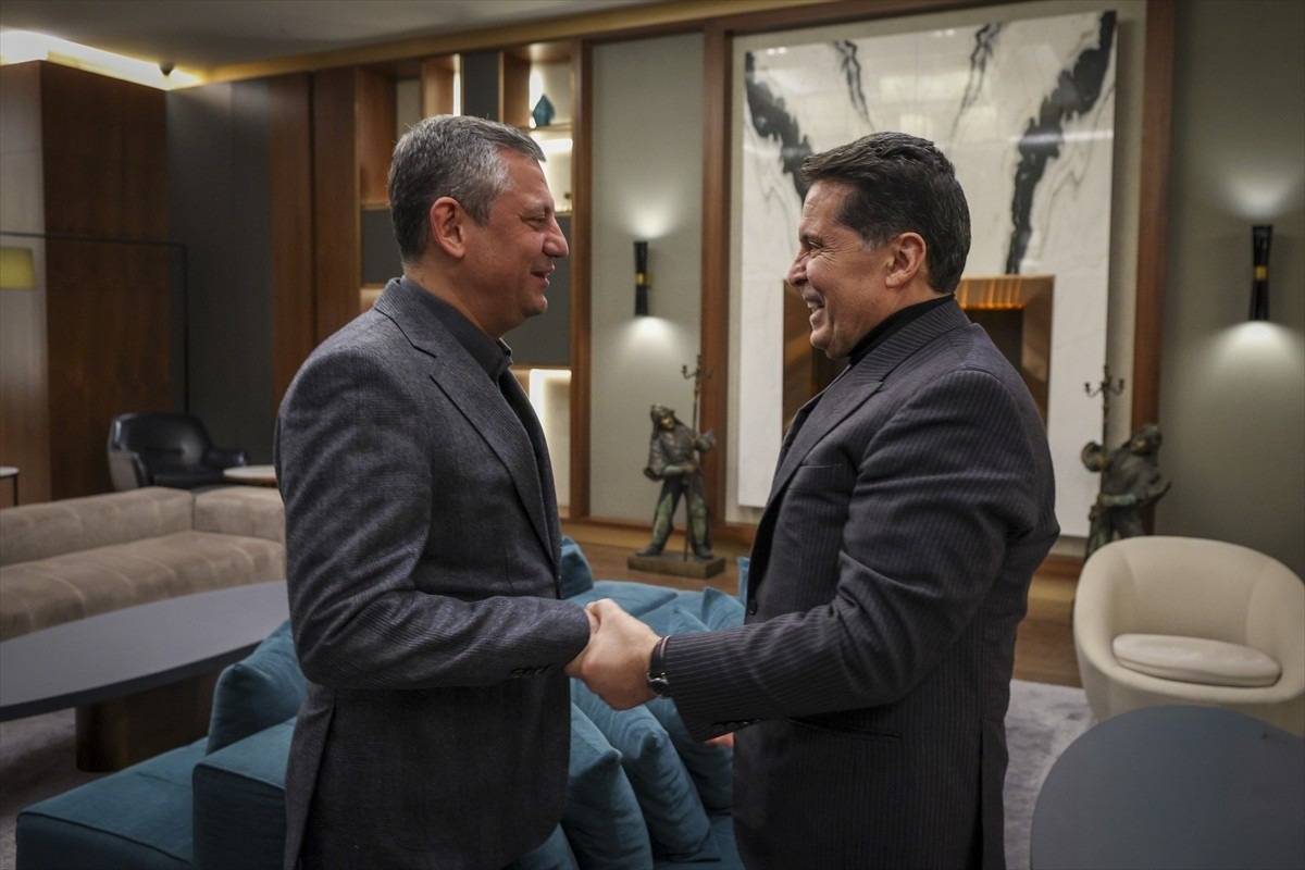 CHP Genel Başkanı Özgür Özel (solda), dün cezaevinden tahliye edilen eski Esenyurt Belediye...