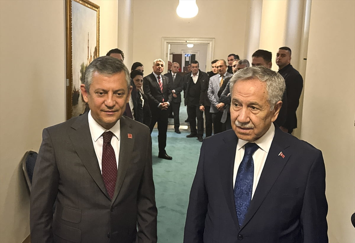 CHP Genel Başkanı Özgür Özel (solda), eski TBMM Başkanı Bülent Arınç (sağda) ile görüştü. Görüşme...