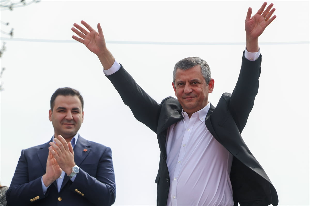 CHP Genel Başkanı Özgür Özel, Uşak 15 Temmuz Şehitleri Meydanı'nda düzenlenen "Millet İradesine...