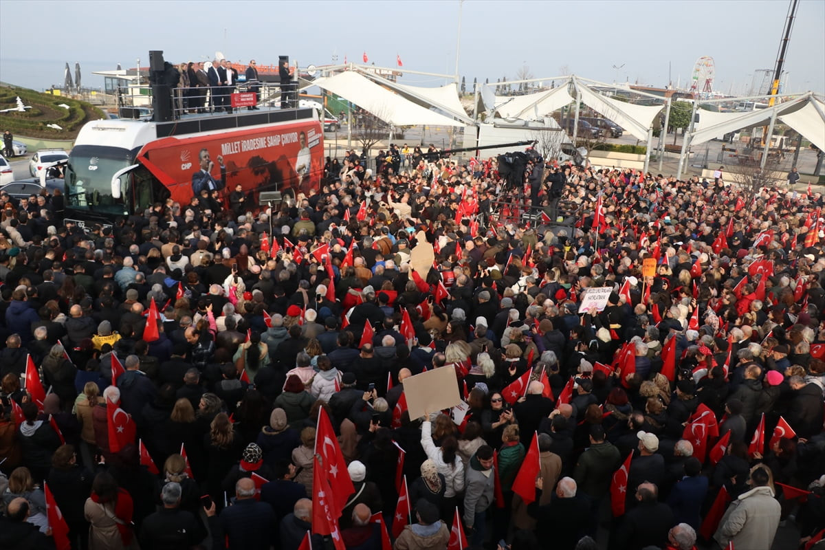 CHP Genel Başkanı Özgür Özel, Yalova Cumhuriyet Meydanı'ndaki "Millet İradesine Sahip Çıkıyor"...