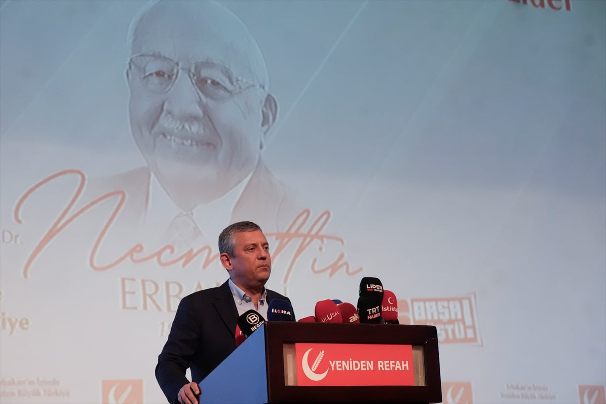 CHP Genel Başkanı Özgür Özel, Yeniden Refah Partisinin İstanbul'da düzenlediği "Prof. Dr....