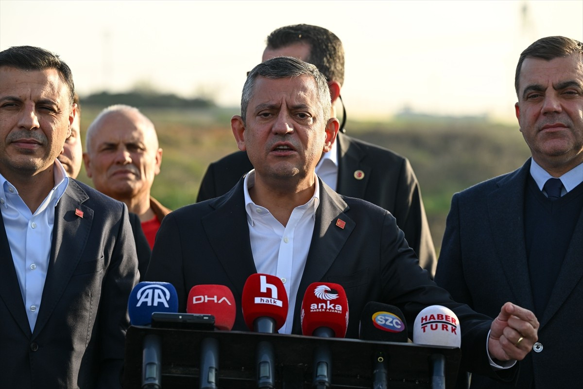 CHP Genel Başkanı Özgür Özel, yolsuzluk soruşturması kapsamında tutuklanarak İstanbul Büyükşehir...