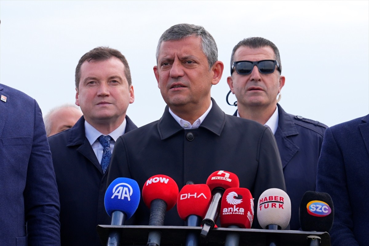 CHP Genel Başkanı Özgür Özel, yolsuzluk soruşturması kapsamında tutuklanarak İstanbul Büyükşehir...