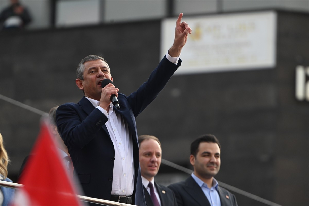 CHP Genel Başkanı Özgür Özel,  Zonguldak Madenci Anıtı'nda düzenlenen "Millet İradesine Sahip...