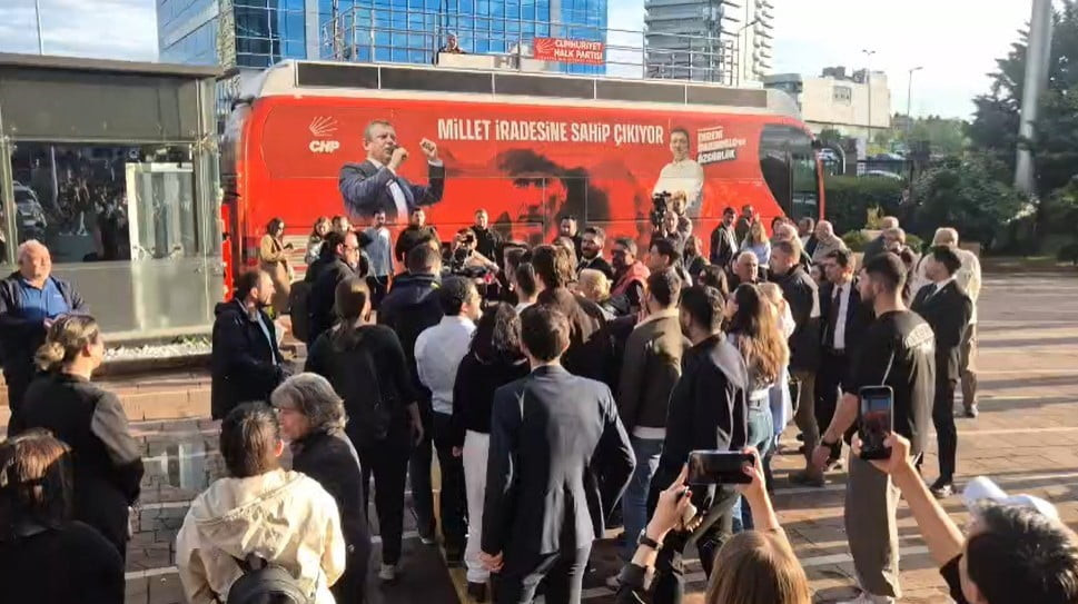 CHP GENEL MERKEZİ ÖNÜNDE BAZI VATANDAŞLAR BASIN MENSUPLARINA TEPKİ GÖSTEREREK SALDIRDI VE KISA...