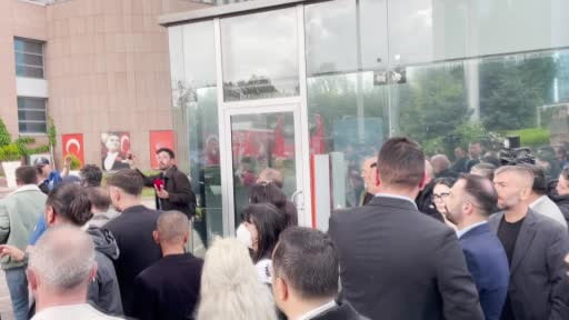CHP genel merkezinde Özel'in pankartı indirildi