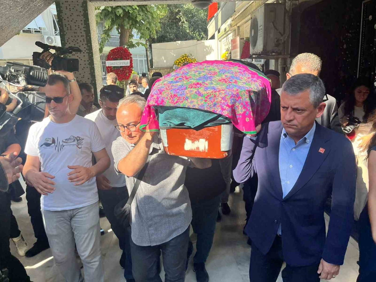 CHP GRUP BAŞKANI ÖZEL, İZMİR'DE GÖNÜLŞEN AİLESİNİN CENAZESİNE KATILDI