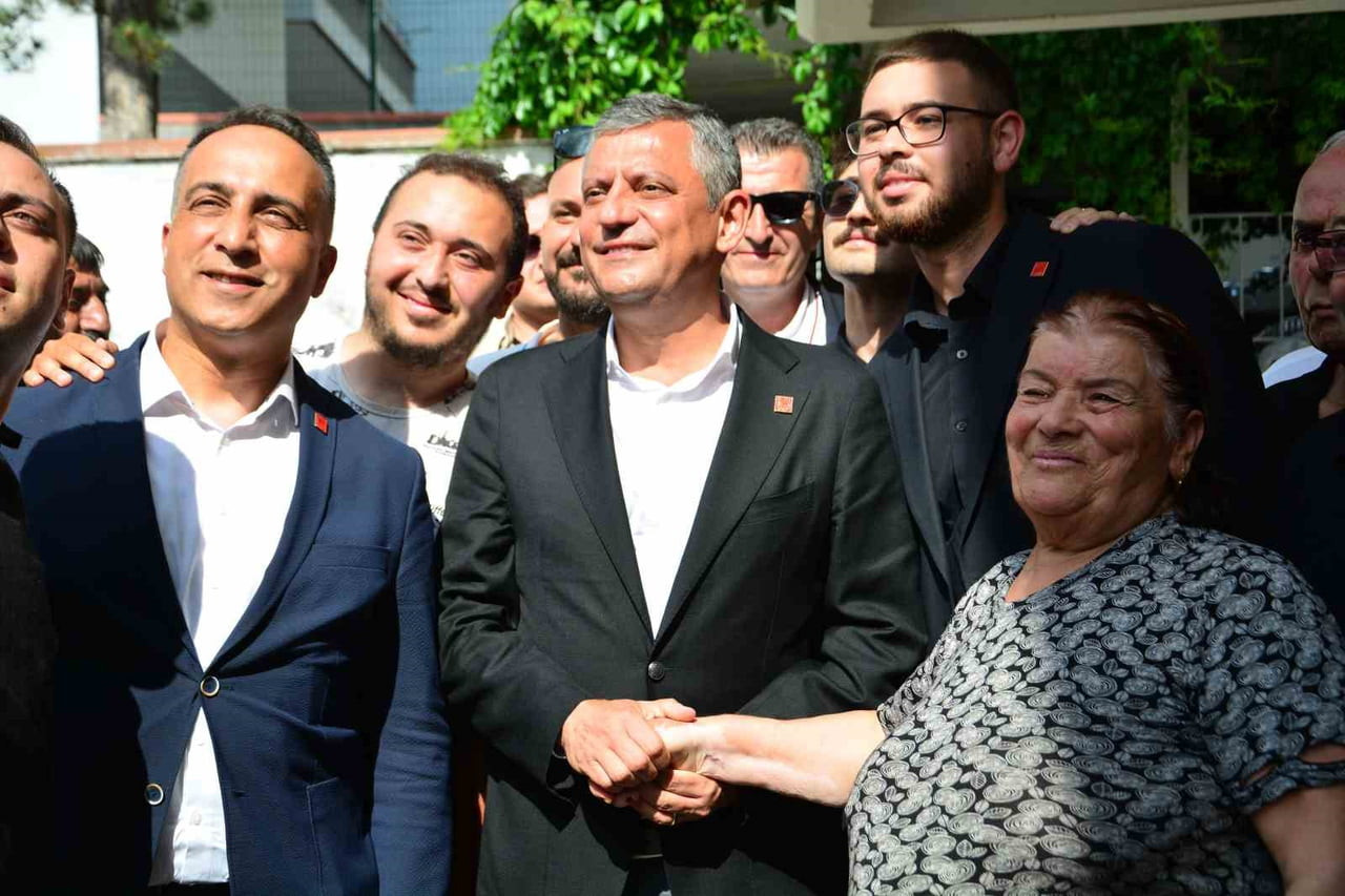 CHP GRUP BAŞKANI ÖZGÜR ÖZEL, ÇORUM'DA BABASINI KAYBEDEN ESKİ CHP ÇORUM MİLLETVEKİLİ TUFAN KÖSE VE...