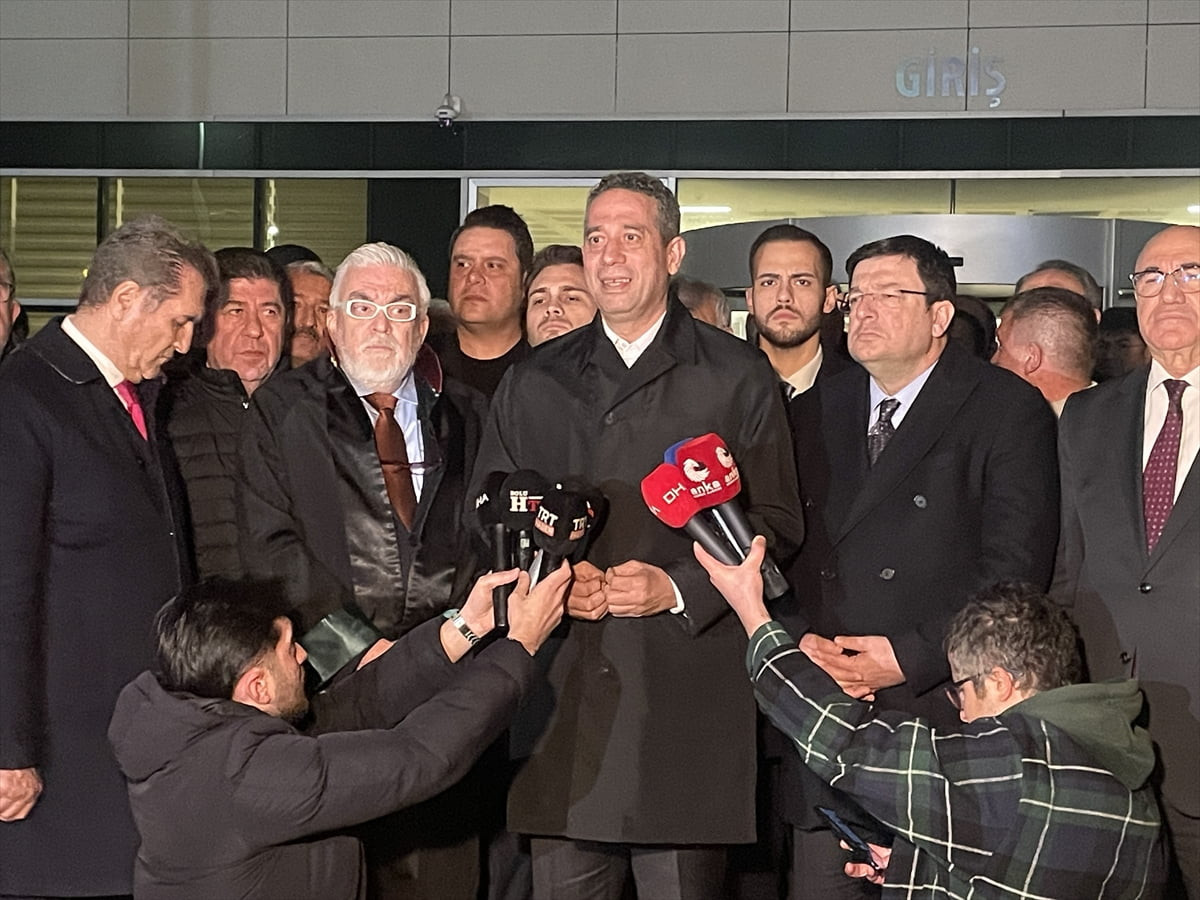 CHP Grup Başkanvekili Ali Mahir Başarır, Bolu Adliyesi'nin önünden Bolu Belediyesine yönelik...