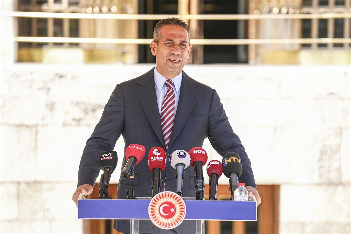 CHP Grup Başkanvekili Ali Mahir Başarır, Meclis'te düzenlediği basın toplantısında gazetecilere...