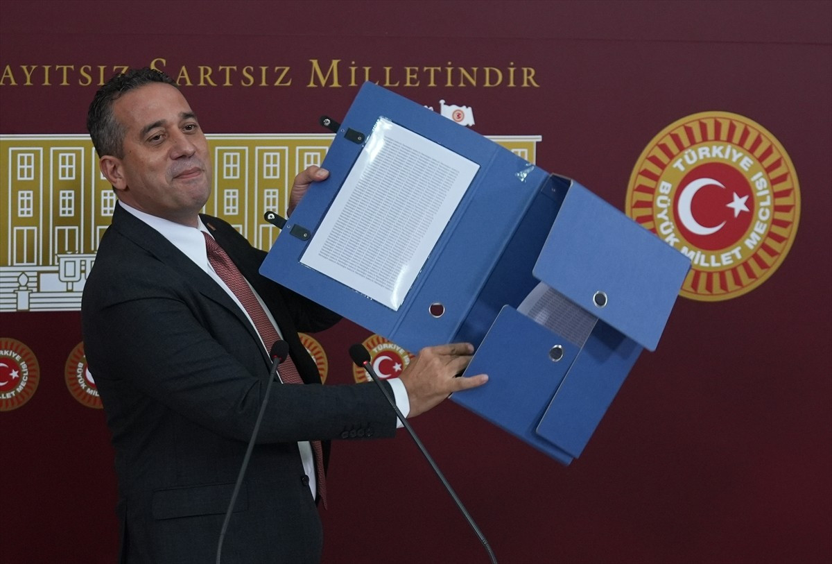 CHP Grup Başkanvekili Ali Mahir Başarır, TBMM'de basın toplantısı düzenledi. Üzerinde, "İBB...