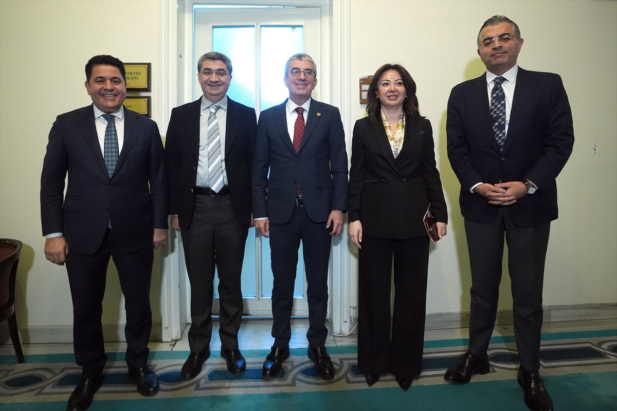 CHP Grup Başkanvekili Gökhan Günaydın (ortada) ile beraberindeki CHP Genel Başkan Yardımcıları Gül...