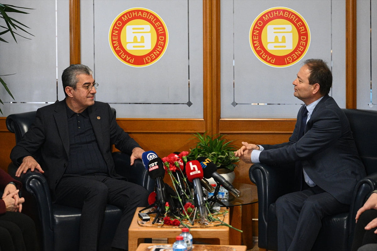 CHP Grup Başkanvekili Gökhan Günaydın (solda) ve CHP heyeti, 10 Ocak Çalışan Gazeteciler Günü...