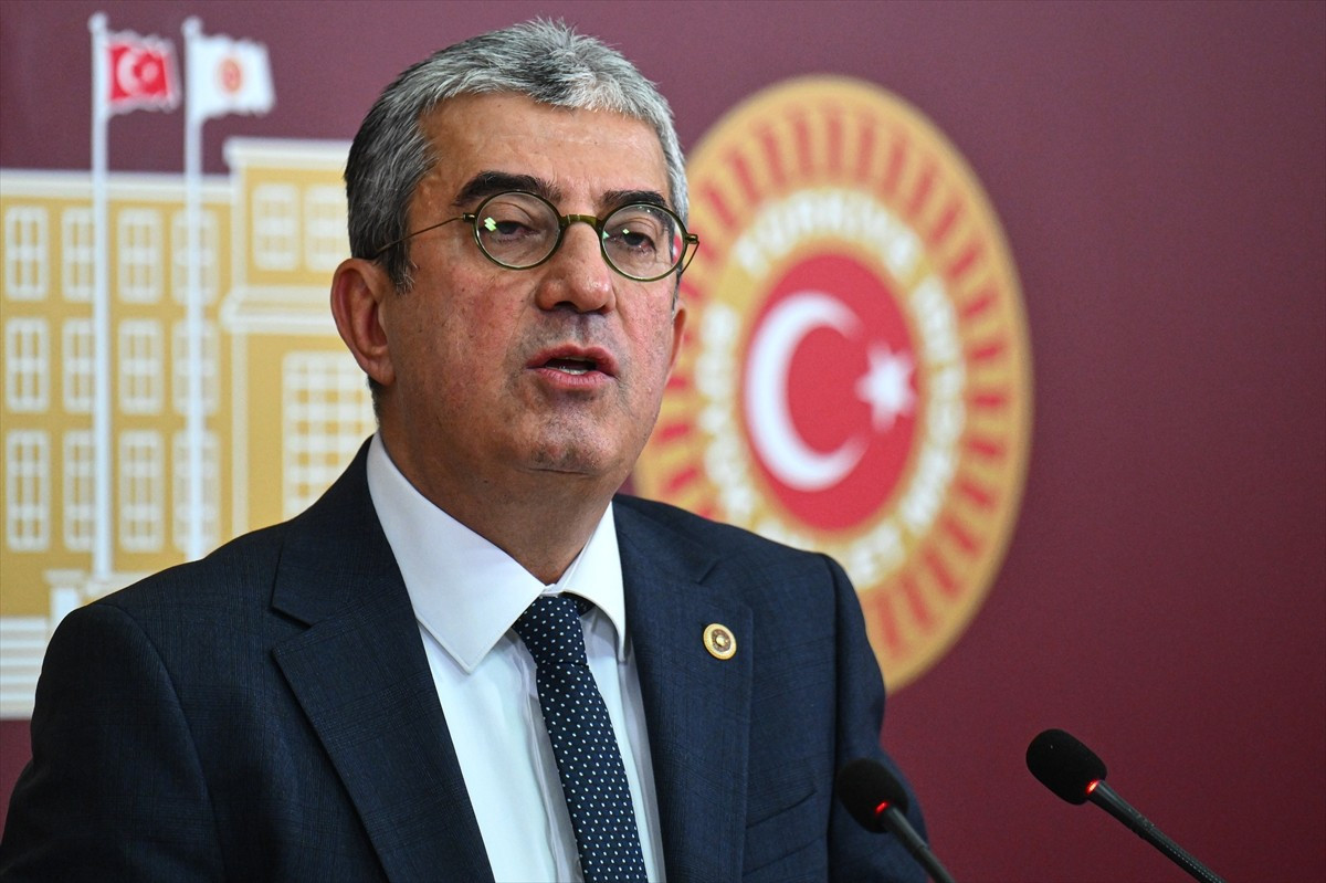 CHP Grup Başkanvekili Gökhan Günaydın, TBMM'de basın toplantısı düzenledi.
