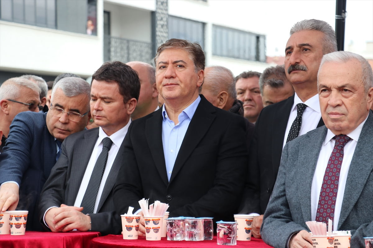CHP Grup Başkanvekili Murat Emir (ortada), Bursa'nın Osmangazi ilçesine yapılacak kapalı pazar...