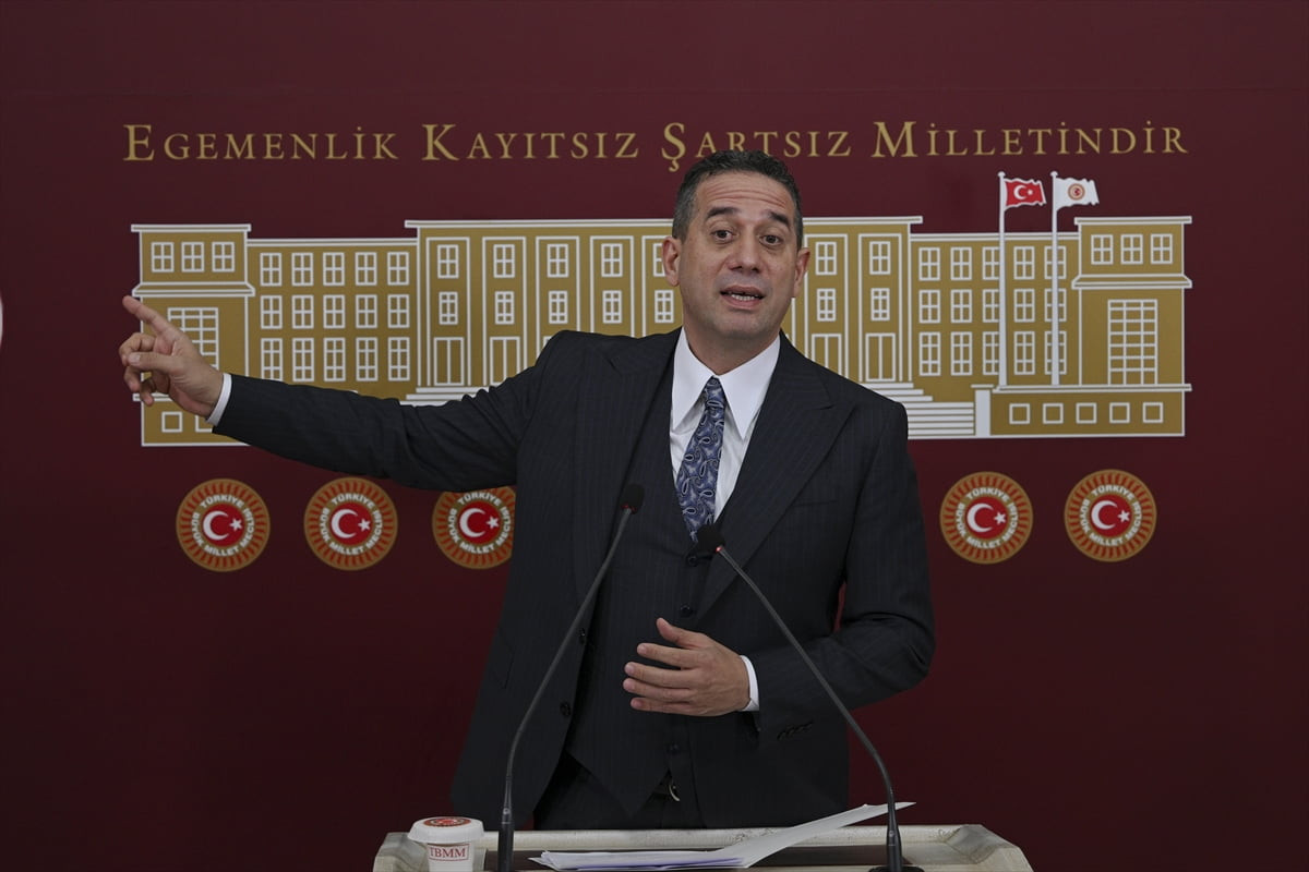 CHP Grup Başkanvekili ve Mersin Milletvekili Ali Mahir Başarır, Meclis'te düzenlediği basın...