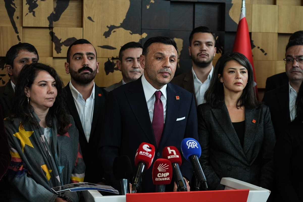 CHP İstanbul İl Başkanı Özgür Çelik, Sarıyer'deki CHP İstanbul İl Başkanlığı binasında basın...