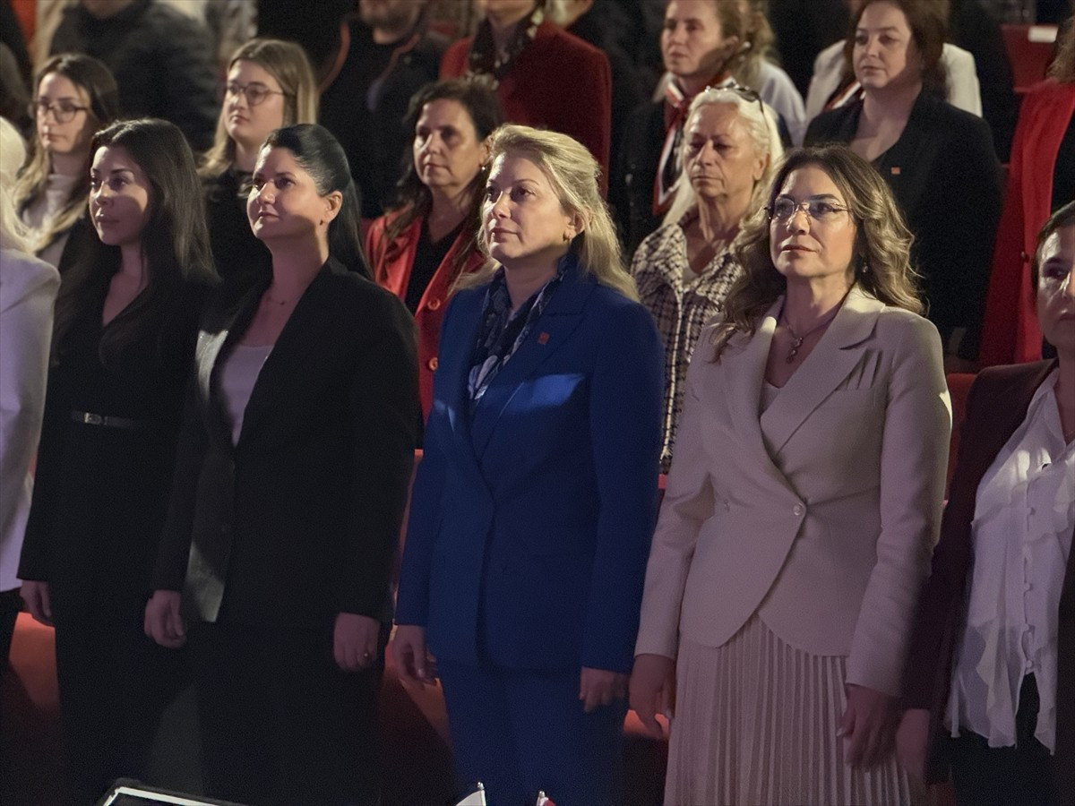 CHP Kadın Kolları Genel Başkanı Asu Kaya (sağ 2), Tekirdağ'da 5 Aralık Dünya Kadın Hakları Günü...