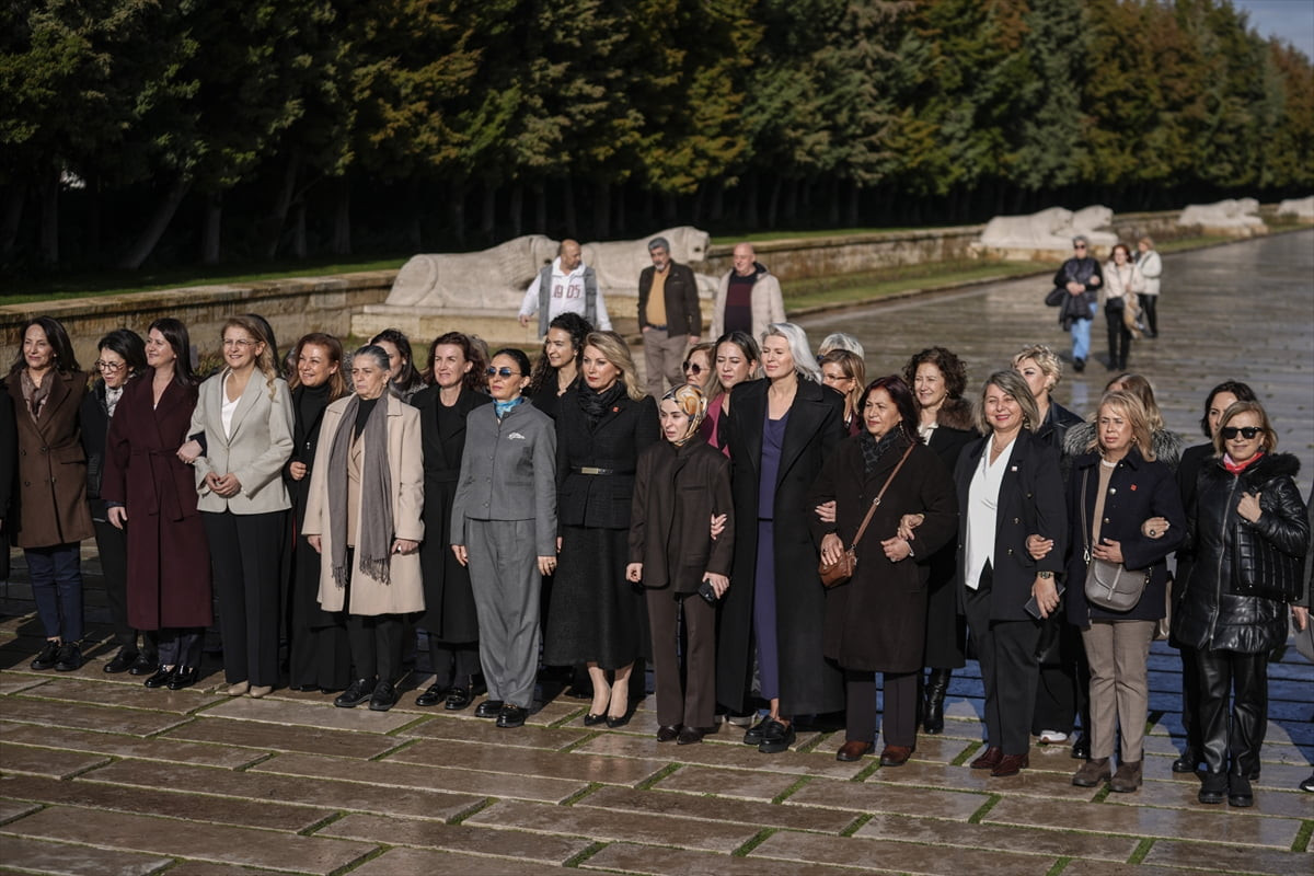 CHP Kadın Kolları Genel Başkanı Asu Kaya'nın başkanlığındaki heyet, Türk Medeni Kanunu'nun...