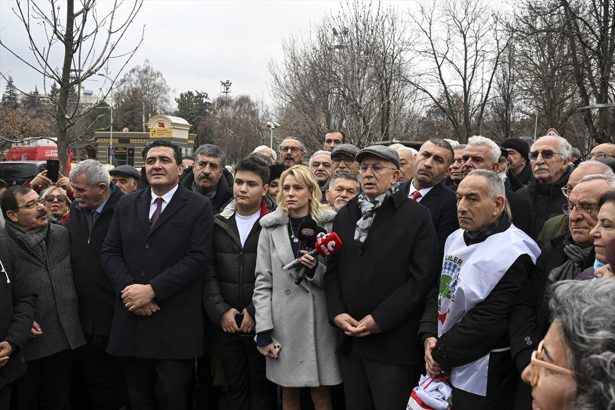 CHP, TBMM önünde emekli maaşının artırılmasına yönelik basın açıklaması yaptı. Meclis önündeki...