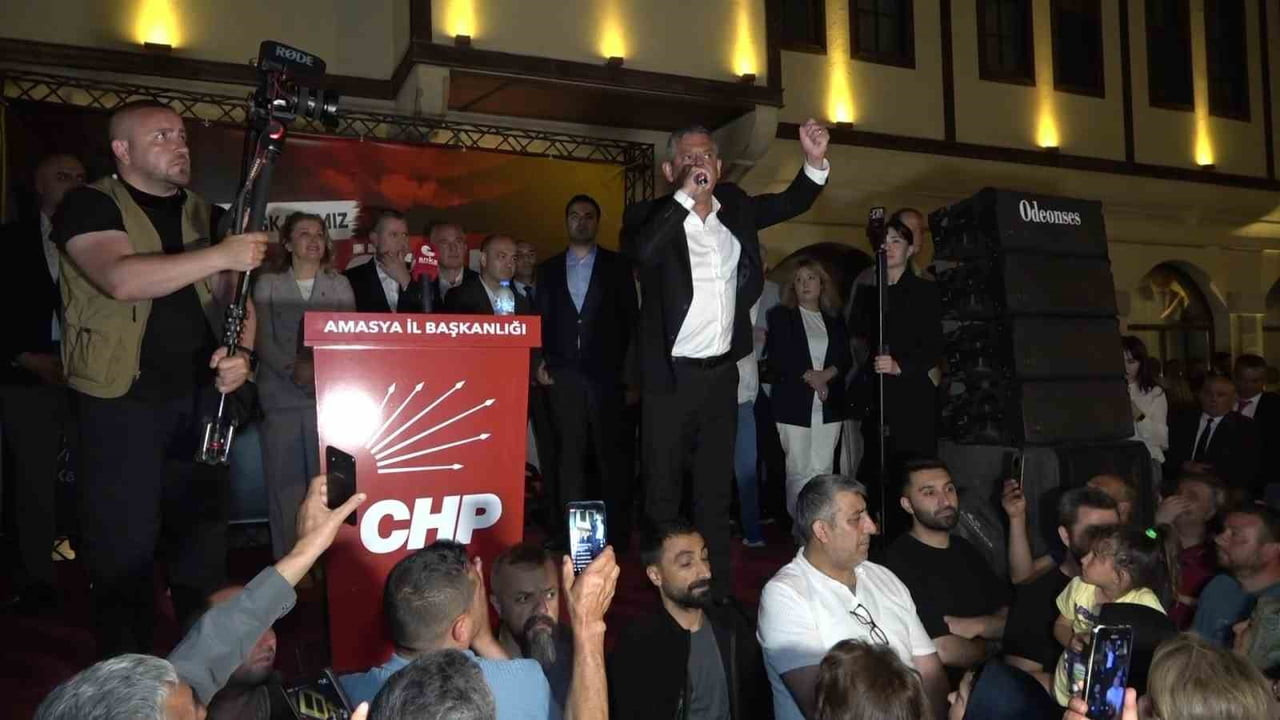CHP’Lİ ÖZGÜR ÖZEL, AMASYA’DA PARTİLİLERİYLE BULUŞTU. KALABALIĞA SESLENEN ÖZEL, "AYRILIK, GAYRILIK...