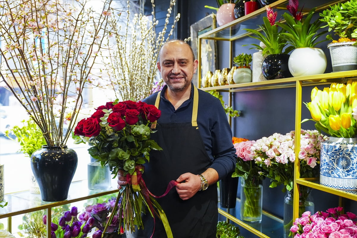 Çiçekçiler, 14 Şubat Sevgililer Günü için hazırlıklarını yoğunlaştırırken, bu yıl da kırmızı...