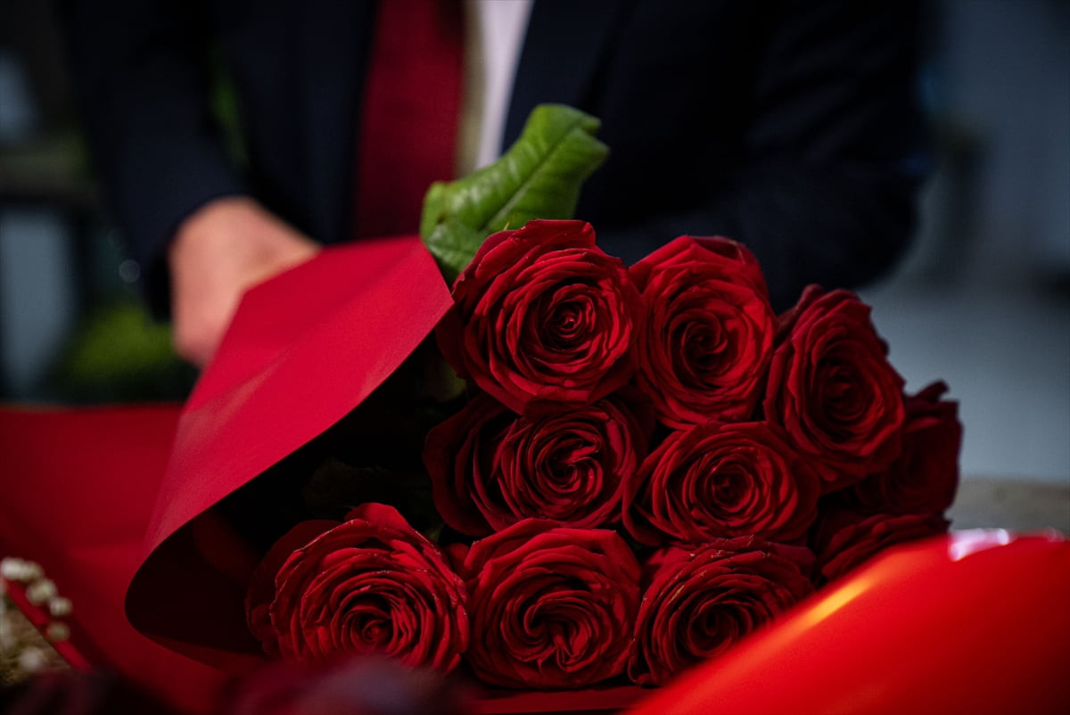 Çiçekçilerde 14 Şubat Sevgililer Günü hareketliliği yaşanırken, bu günün vazgeçilmezi kırmızı...