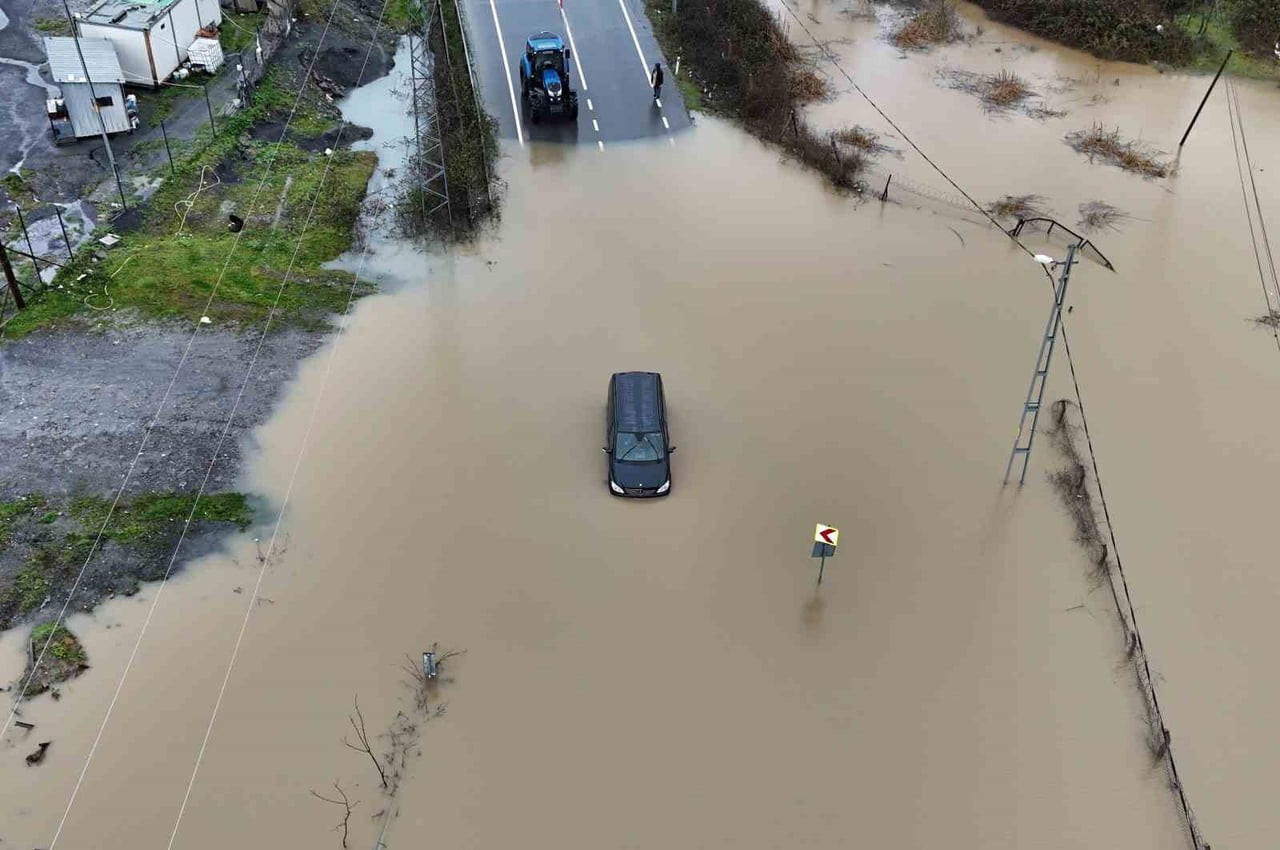 ÇİFTALAN MAHALLESİ’NDE SUYLA KAPLANAN YOLDA BİR ARAÇ MAHSUR KALIRKEN, SÜRÜCÜNÜN ARACIYLA BİRLİKTE...