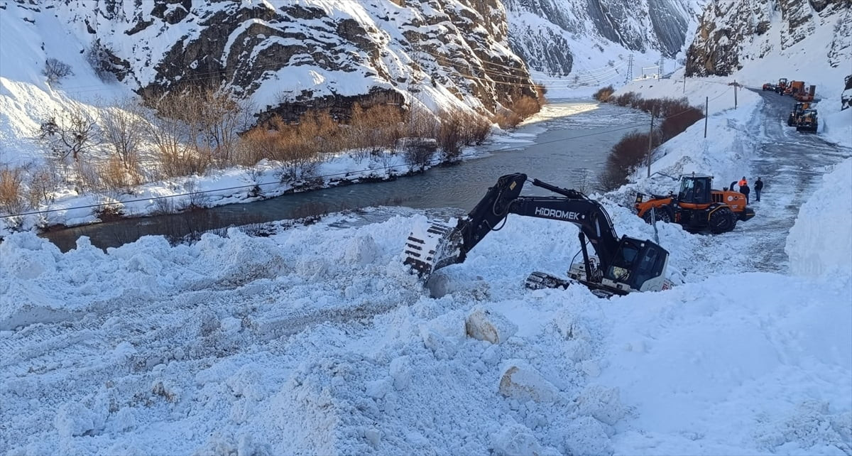 Çığ nedeniyle kapanan Hakkari-Van kara yolu, ekiplerin çalışması sonucu ulaşıma açıldı.