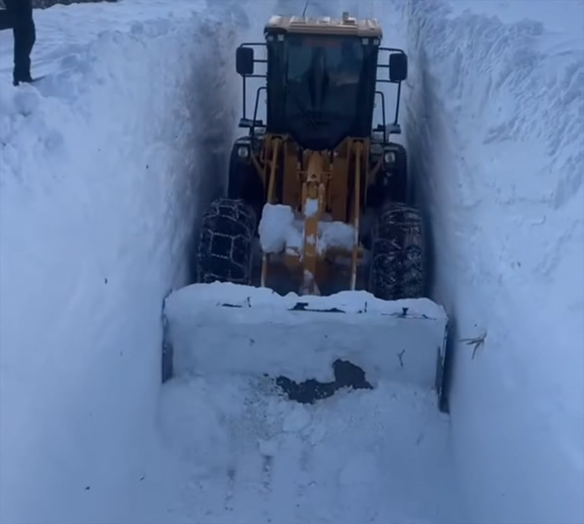 Çığ tehlikesi ve yoğun tipi nedeniyle araç geçişine kapatılan Bahçesaray-Hizan kara yolu ulaşıma...