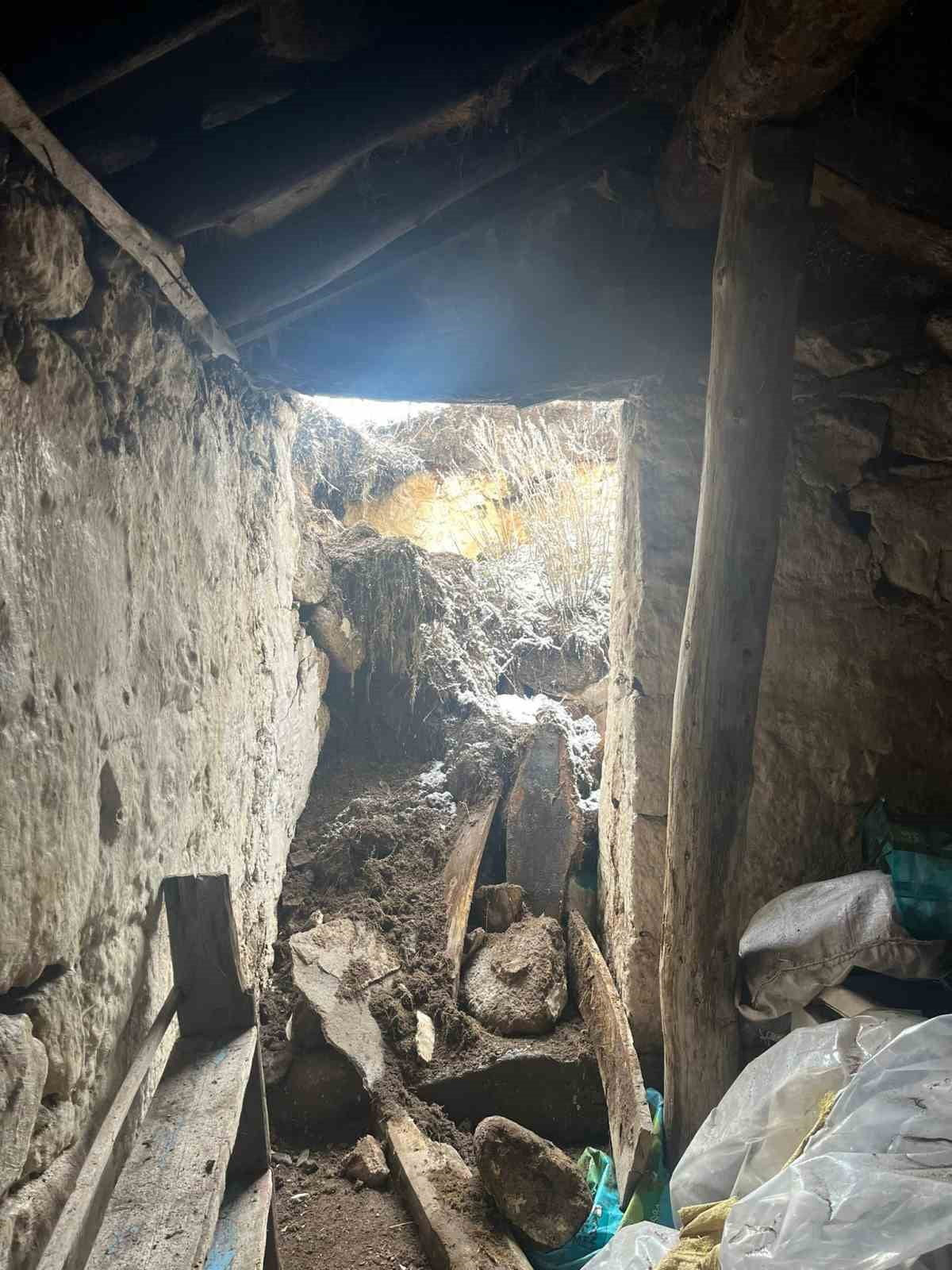 ÇILDIR İLÇESİNDE YOĞUN KAR YAĞIŞI SONRASI YAŞANAN GÖÇÜK BİR EVİ VE AHIRI KULLANILAMAZ HALE...