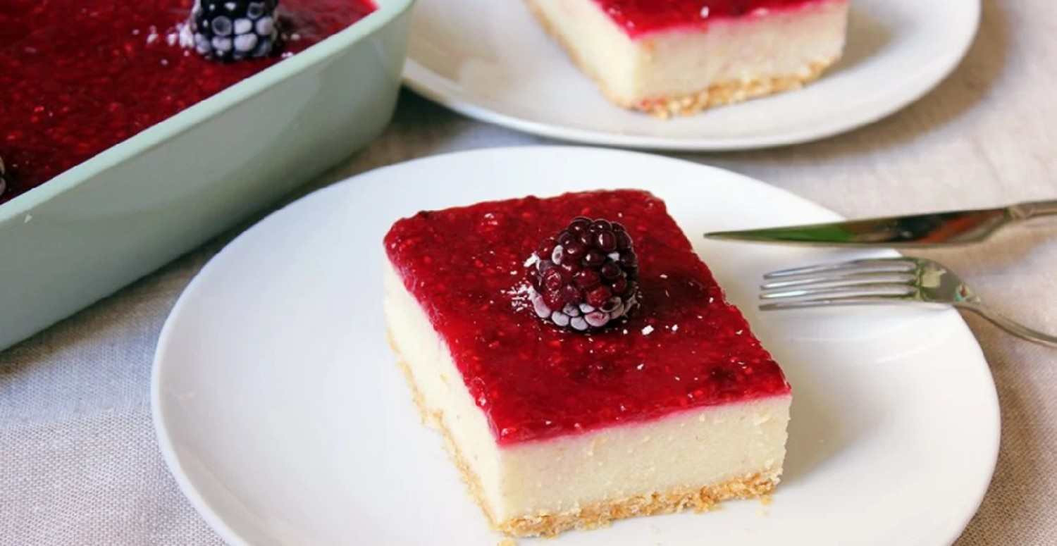 Çilek soslu irmikli sütlü tatlı tarifi