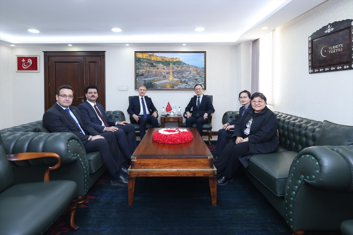 Çin Halk Cumhuriyeti'nin Ankara Büyükelçisi Jiang Xuebin, Mardin Valiliğini ziyaret etti. Jiang...