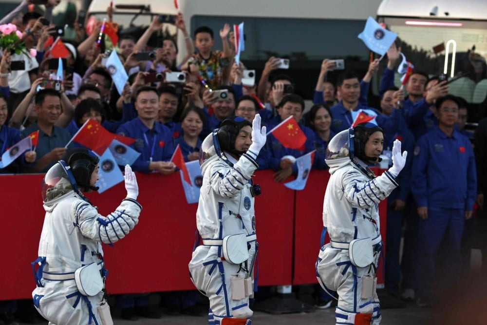 ÇİN, TİANGONG UZAY İSTASYONUNA 3 ASTRONOT GÖNDEREREK BU ASTRONOTLARDAN BİRİNİN UZAYDA 1 YIL GÖREV...
